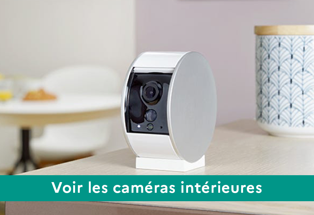 Caméra de surveillance posée sur un meuble d'une chambre