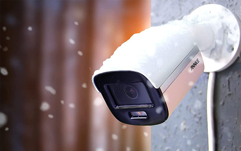 Caméra PoE Annke NC 400 dehorst recouverte de neige
